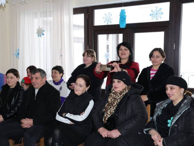 ცაგერის მუნიციპალიტეტის მერის პირველი მოადგილე რევაზ ახვლედიანი  ქვედა ცაგერის და წიფერჩის საბავშვო ბაღებში გამართულ ღონისძიებებს დაესწრო